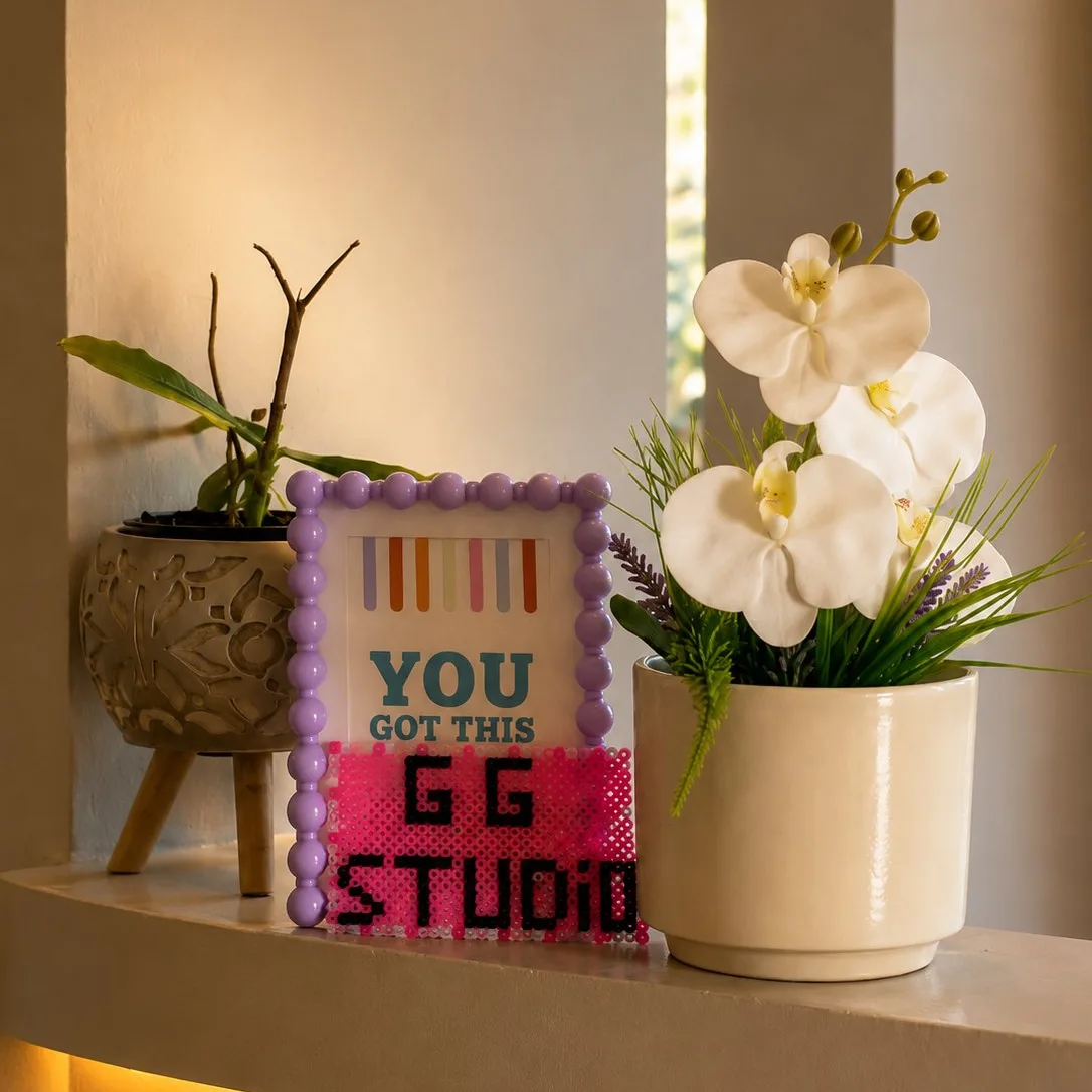 "You Got This" motivasyon çerçevesi ve beyaz orkide — GG Studio rafı